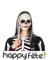 Masque de crâne avec main de squelette sur manche