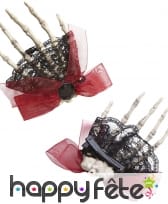 Main squelette sur pince à cheveux et ruban rouge, image 1