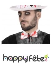 Noeud papillon blanc avec tâches de sang squelette