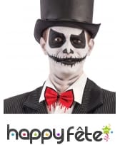 Noeud papillon rouge avec coulée de sang