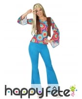Pantalon bleu et t-shirt hippie coloré pour femme