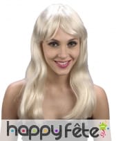 Perruque blonde légèrement ondulée