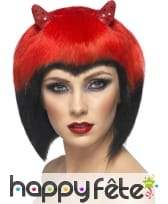Perruque de diablesse rouge et noire avec cornes
