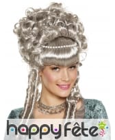 Perruque grise de marquise avec perles blanches