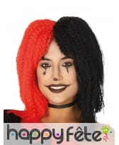 Perruque gaufrée un coté noir et l'autre rouge