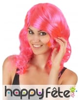 Perruque mi-longue ondulée rose