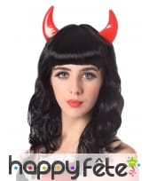 Perruque noire mi-longue ondulée avec cornes