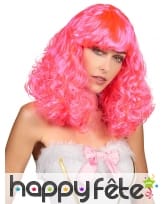 Perruque ondulée rose mi-longue