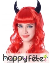 Perruque rouge mi-longue ondulée avec cornes