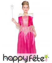 Robe de petite princesse rose avec tiare