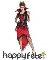 Robe de vampire avec long col et dentelles noires