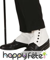 Sur chaussures blanches avec pressions noires