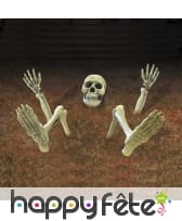 Squelette décoratif à moitié enterré
