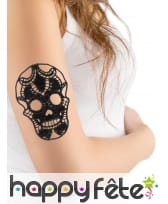 Tatouage crâne noir motif dentelle