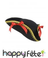 Tricorne noir avec bord doré et noeud rouge
