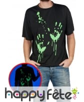 T-shirt noir avec traces de mains phosphorescentes