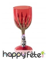 Verre rouge lumineux pied main de squelette